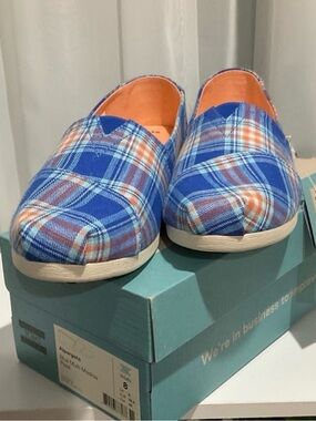 NIB TOMS shoes, size 8